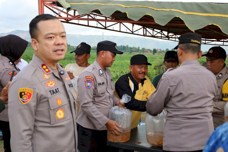 Jaga Ekosistem Sungai Polres Tulungagung Tebar 5.000 Benih Ikan Tombro di Boyolangu
